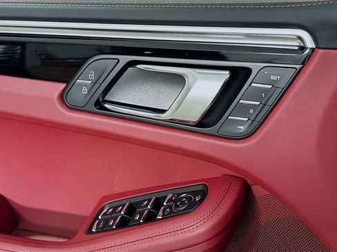 Certified 2024 Porsche Macan AWD/4WD image 20