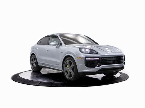 Certified 2025 Porsche Cayenne Turbo image 9