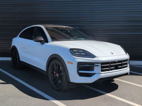 Certified 2025 Porsche Cayenne GTS AWD/4WD image 9