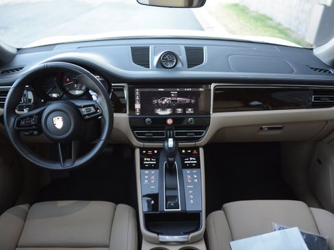 Certified 2025 Porsche Macan image 12