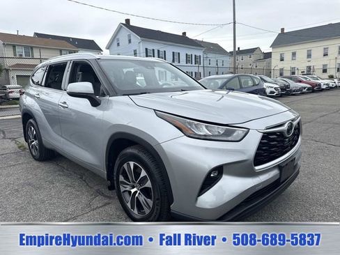 Used 2020 Toyota Highlander XLE AWD/4WD image 2