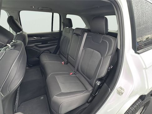 Used 2023 Jeep Grand Cherokee Laredo AWD/4WD image 19