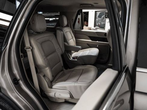 Used 2020 Lincoln Navigator 2WD image 32