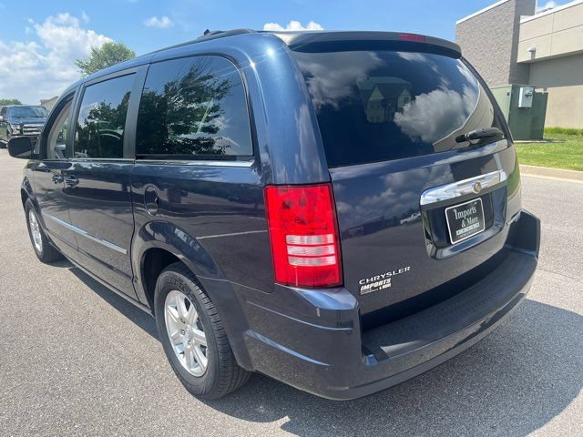 Used 2009 Chrysler Town & Country Touring w/ Family Value Group FWD image 4