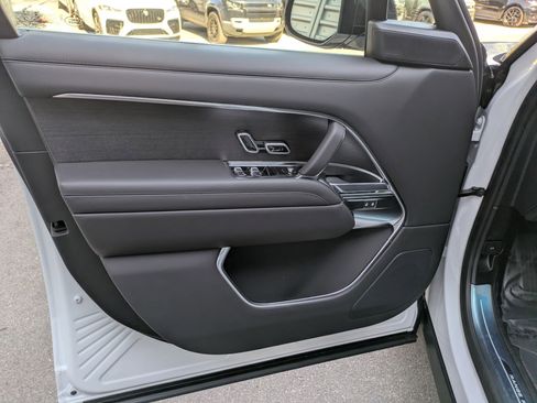 Used 2025 Land Rover Range Rover Long Wheelbase SE image 12