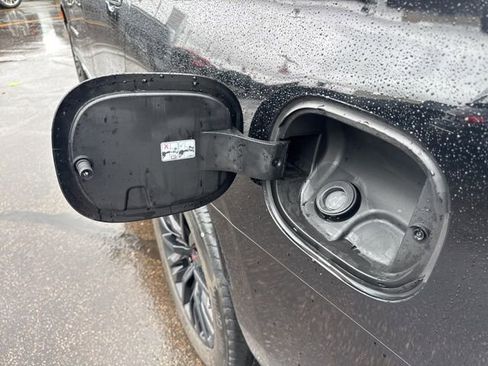 Used 2023 GMC Yukon SLT w/ SLT Luxury Package image 21