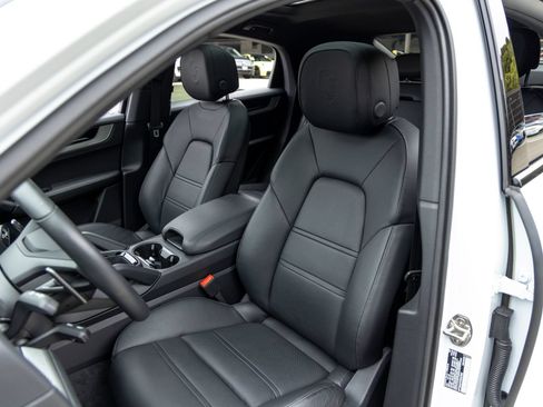 Certified 2026 Porsche Cayenne Coupe AWD/4WD image 5