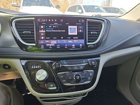 Used 2022 Chrysler Pacifica Touring-L image 22