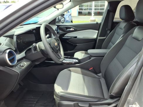 Used 2024 Chevrolet Trax LT FWD image 23
