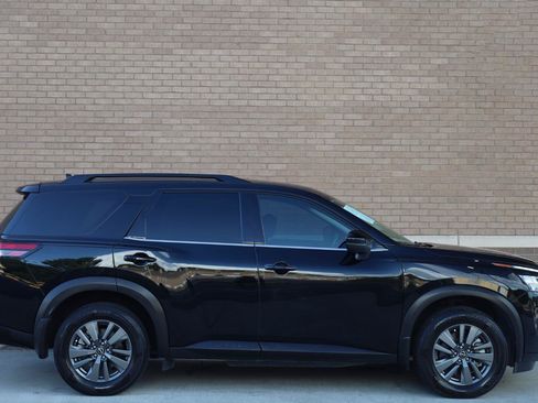 Used 2024 Nissan Pathfinder SV w/ Lighting Package (N92) FWD image 3