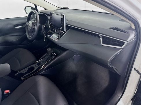 Used 2021 Toyota Corolla LE image 30