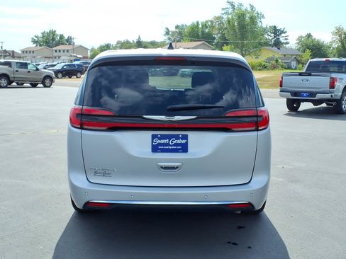 Used 2024 Chrysler Pacifica Touring-L FWD image 5