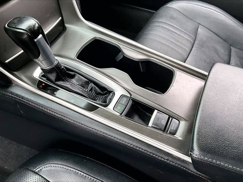 Used 2018 Honda Accord Touring image 17