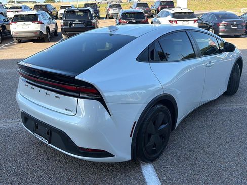 Used 2024 Toyota Prius LE FWD image 3