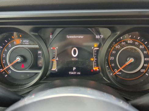 Used 2024 Jeep Wrangler Unlimited Sahara w/ Technology Group AWD/4WD image 25