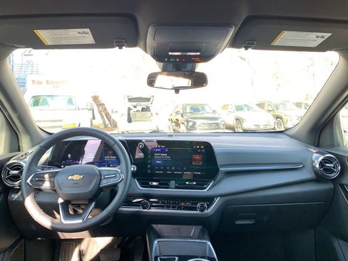 Used 2025 Chevrolet Equinox LT image 32