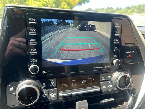 Used 2022 Toyota Highlander XLE AWD/4WD image 20