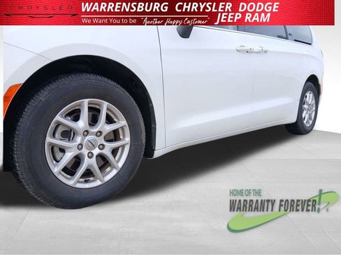 Used 2023 Chrysler Pacifica Touring-L image 34