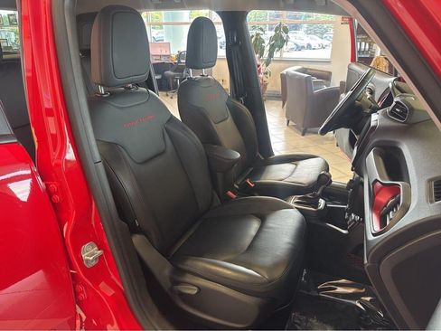 Used 2023 Jeep Renegade Trailhawk w/ Trailhawk Elite Group AWD/4WD image 32