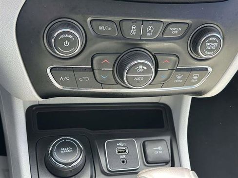 Used 2019 Jeep Cherokee Limited AWD/4WD image 21