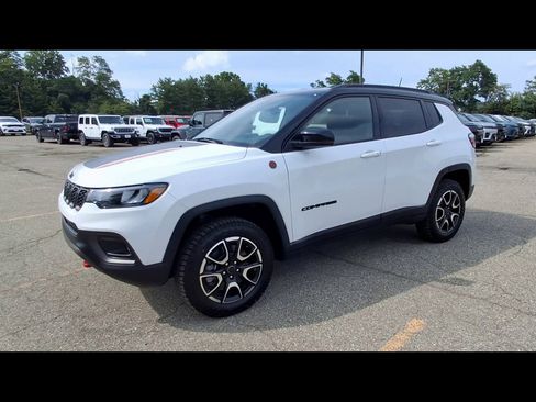 Certified 2025 Jeep Compass Trailhawk AWD/4WD image 4