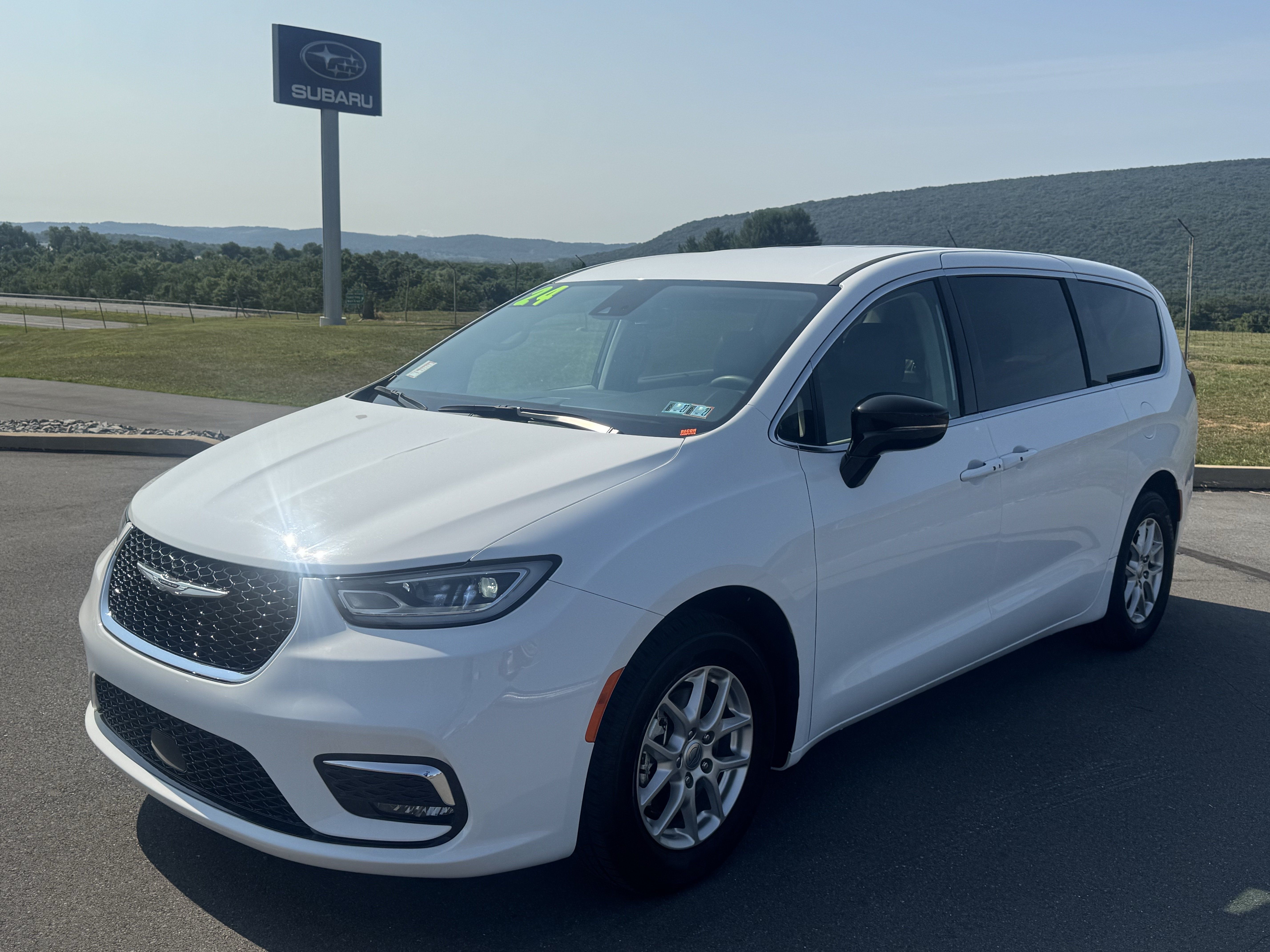 Used 2024 Chrysler Pacifica Touring-L FWD image 8