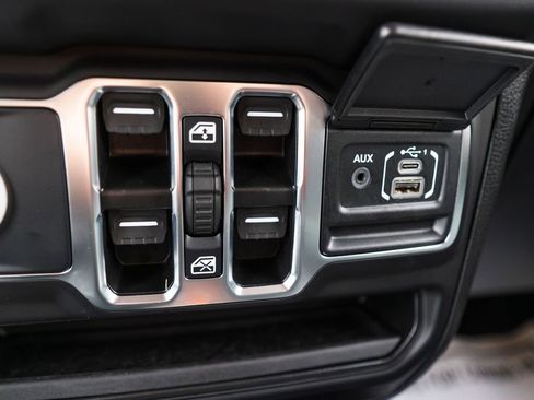 Used 2025 Jeep Wrangler Unlimited Sahara AWD/4WD image 28