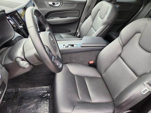 Used 2025 Volvo XC60 B5 Core image 3