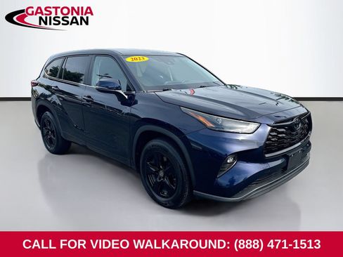 Used 2023 Toyota Highlander LE FWD image 1