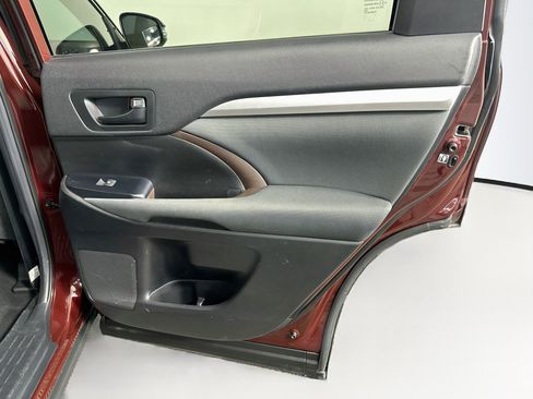Used 2019 Toyota Highlander LE FWD image 30