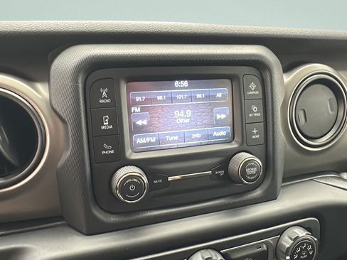 Used 2018 Jeep Wrangler Unlimited Sport S AWD/4WD image 17