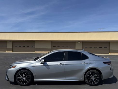 Used 2022 Toyota Camry SE w/ Convenience Package image 4
