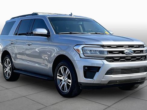 Used 2024 Ford Expedition XLT RWD image 3