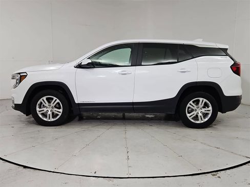 Used 2024 GMC Terrain SLE image 3