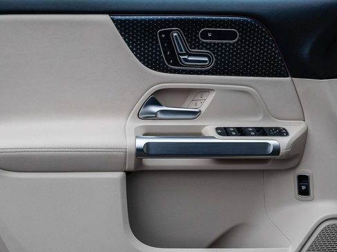 Certified 2025 Mercedes-Benz GLB 250 image 21