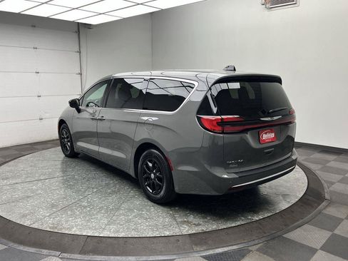 Used 2025 Chrysler Pacifica Select FWD image 2