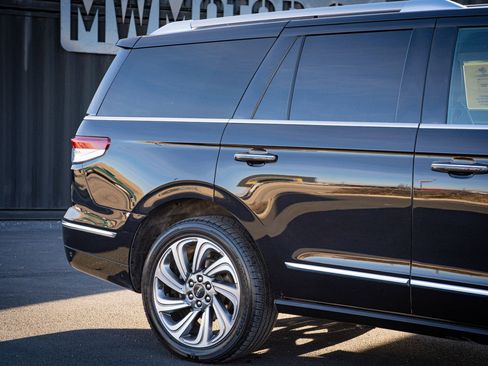 Used 2024 Lincoln Navigator Reserve AWD/4WD image 5