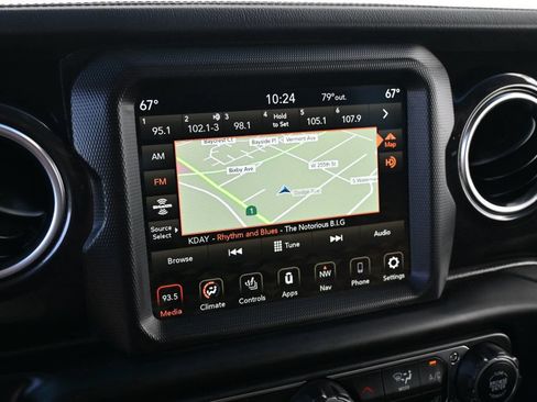 Used 2022 Jeep Wrangler Unlimited Sahara AWD/4WD image 18