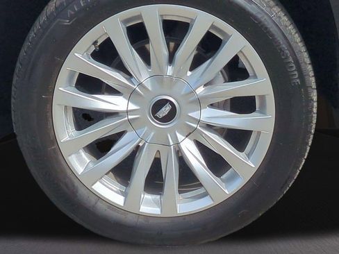 Certified 2025 Cadillac Escalade ESV Luxury RWD image 15