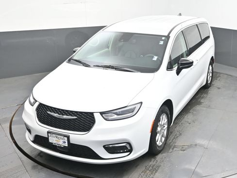 Used 2024 Chrysler Pacifica Touring-L FWD image 40