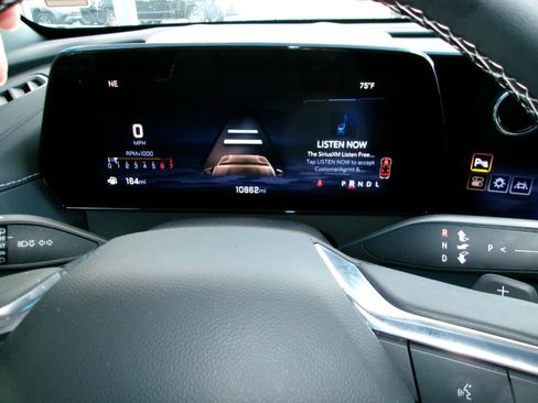 Used 2025 Chevrolet Traverse LT image 21