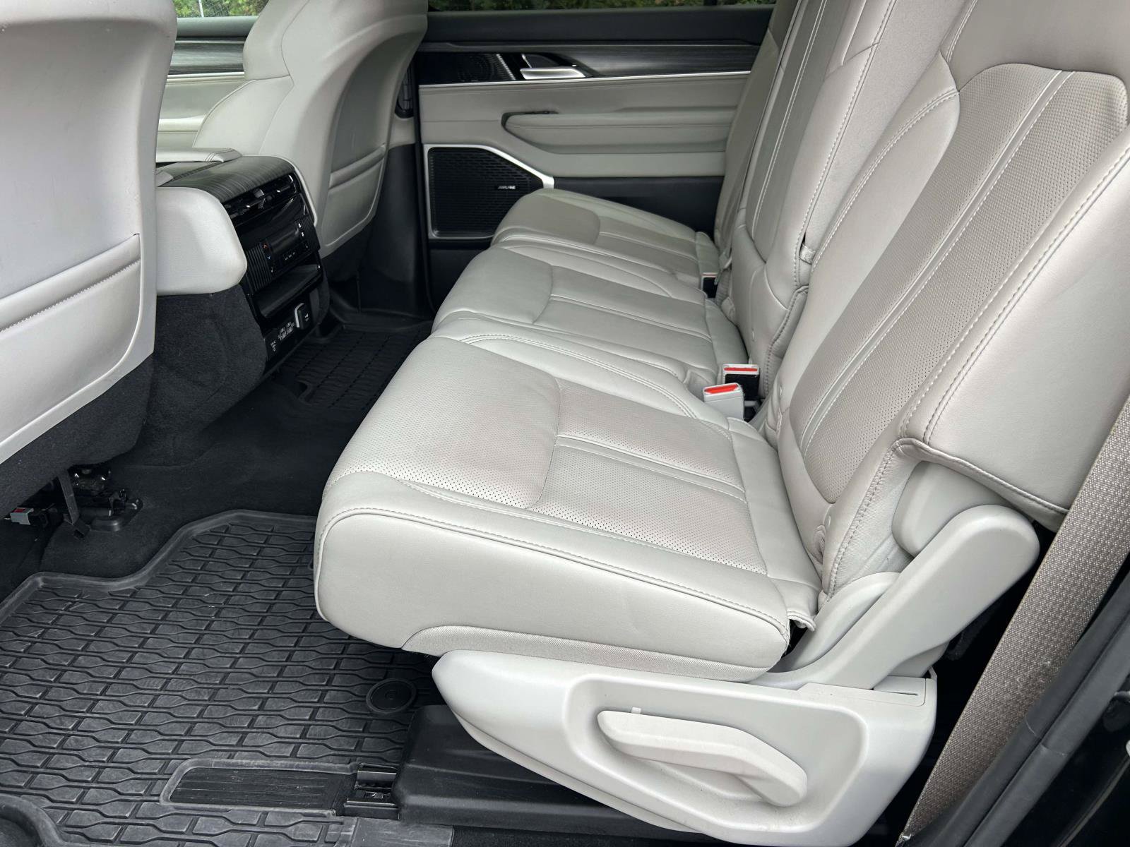 Used 2024 Jeep Wagoneer L Series II w/ Flexible Seating Group RWD image 14
