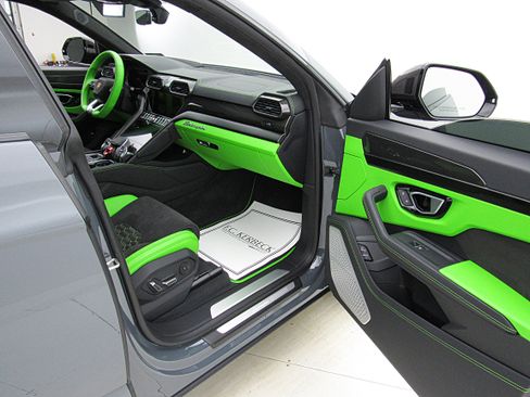 Used 2022 Lamborghini Urus AWD/4WD image 52