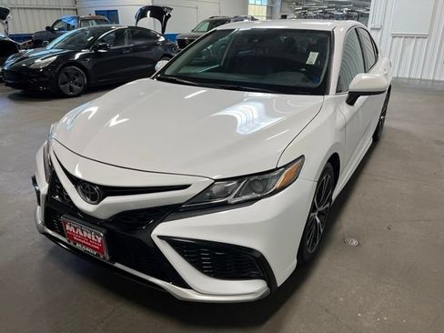 Used 2019 Toyota Camry SE FWD image 7