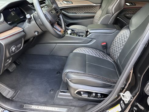 Used 2025 Jeep Grand Cherokee Summit AWD/4WD image 9