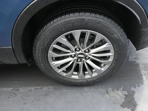 Used 2025 Cadillac XT4 Premium Luxury image 13