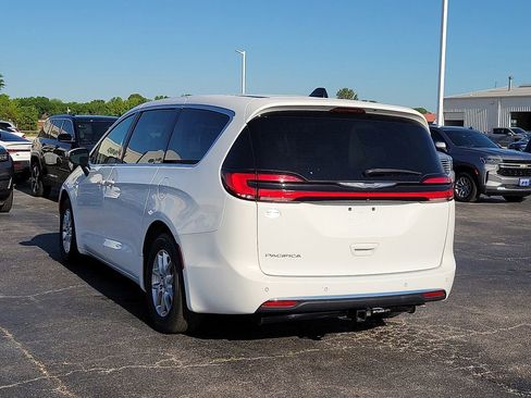 Used 2023 Chrysler Pacifica Touring-L FWD image 4