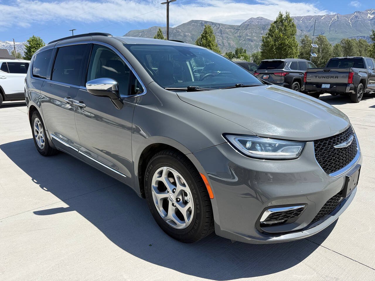 Used 2023 Chrysler Pacifica Limited FWD image 9