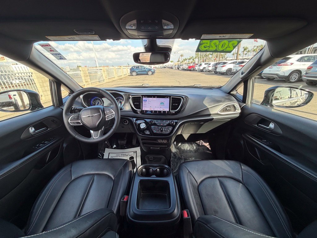 Used 2025 Chrysler Pacifica Select FWD image 14