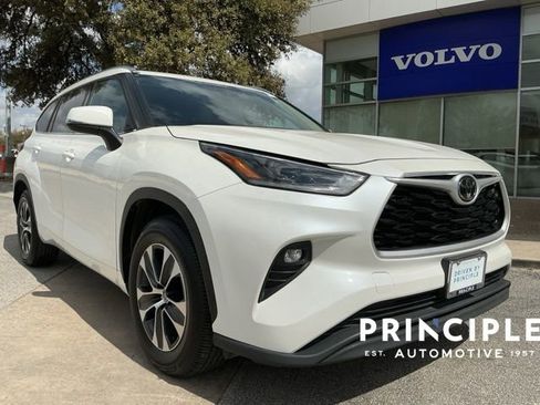 Used 2021 Toyota Highlander XLE image 1